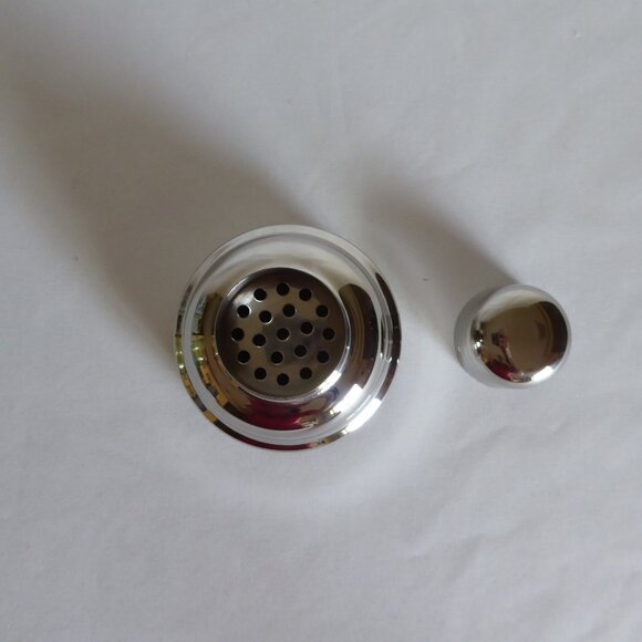 NEW GREEN GLASS & CHROME COCKTAIL SHAKER BAR ACCESSORY (NEVER USED) - Picture 6 of 7